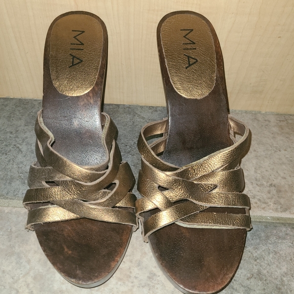 8 MIA Y2K gold weave & wooden classic mules (fits more like a 7.5) - Picture 2 of 4